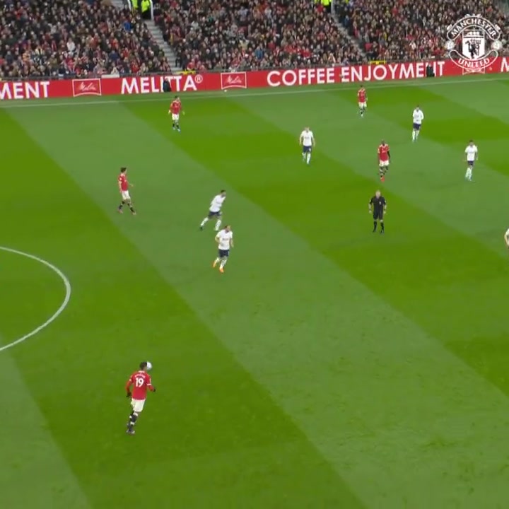 开云体育下载-四年前的今天，37岁的C罗上演帽子戏法，帮助曼联3-2战胜热刺